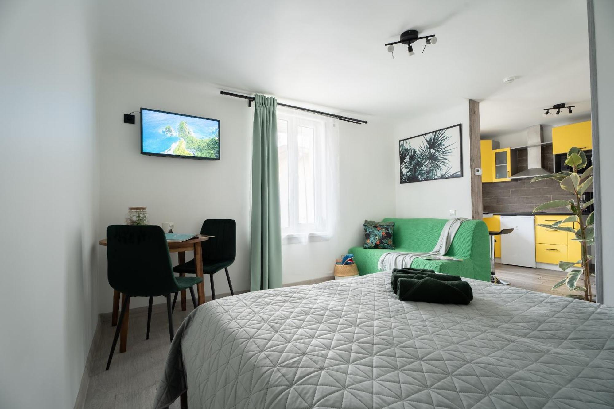 Green Garden & Private Parking Apartments With Playground ريغا المظهر الخارجي الصورة